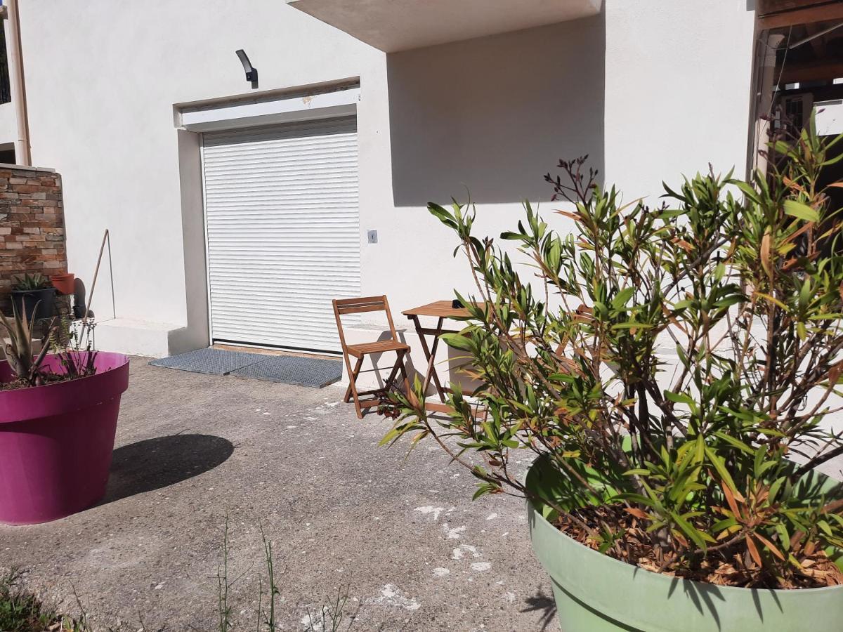 Location Venelles Exterior foto